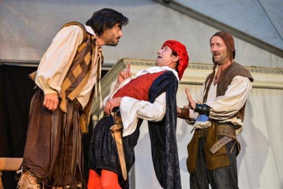 Malé letní divadlení: Je libo pohádky z Krkonoš nebo hradní crazy komedii?