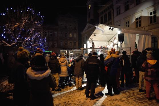 Broumovské náměstí ožilo díky živému betlému