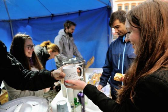 Charitativní svařák na podporu broumovské nemocnice přilákal na náměstí desítky lidí