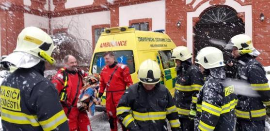 Hasiči s policisty nelovili v rybníku kapry, ale podchlazeného muže