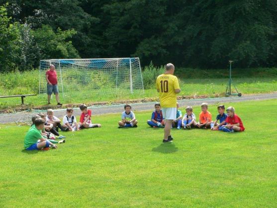 Na fotbalovou školičku přijel legendární sparťan a bývalý reprezentant Horst Siegl 