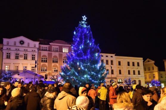 Na broumovském náměstí se v neděli rozsvítil vánoční strom