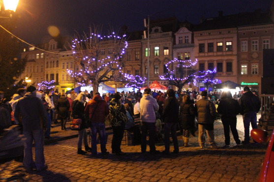 Broumovské náměstí rozzářil vánoční strom
