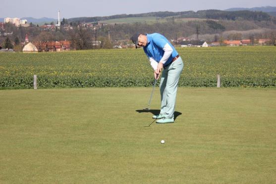 Golfisté z Grosshofu vybrali přes tři tisíce korun na broumovský psí útulek