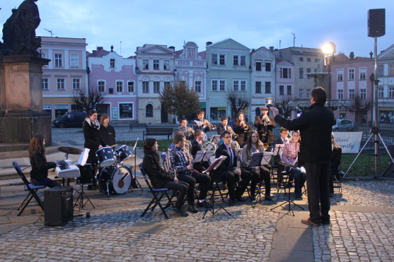 Stovka lidí v Broumově si přišla připomenout výročí 17. listopadu