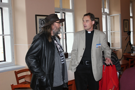 V Broumově debatoval kardinál Miloslav Vlk, Alexandr Vondra či Jiří Payne