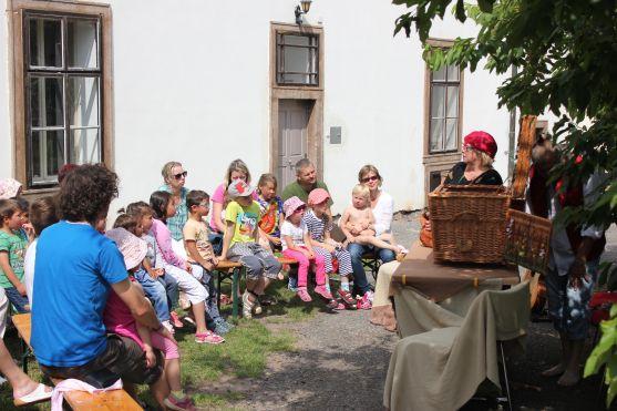 Loutkové představení O kohoutkovi a slepičce se hrálo premiérově v Růžovém dvoře