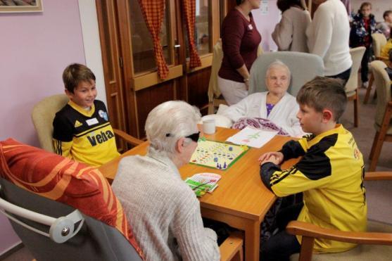 Našim obyvatelům se šedé dny v přítomnosti dětí rozsvítí… 