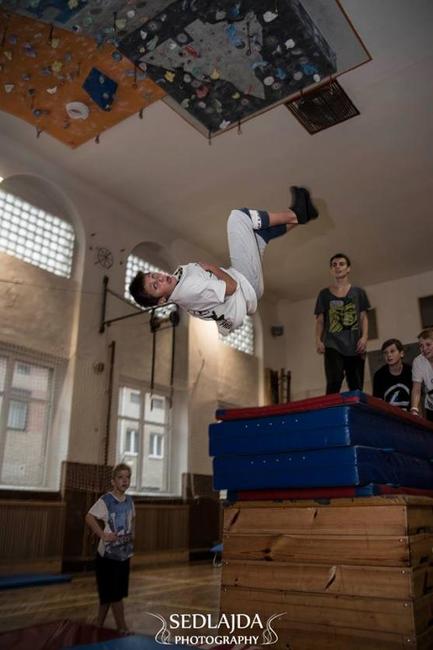 Police nad Metují se stala druhým městem v České republice s pravidelnými parkour-freerun tréninky pod záštitou Urban Sense Academy