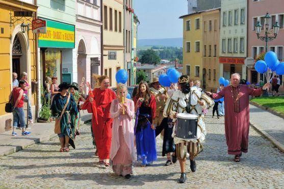 Malé letní divadlení se přehouplo do své druhé poloviny