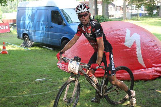 MTB TRILOGY: Po prologu a 1. etapě vede Hruška, druhý Vokrouhlík jel závěr etapy bez sedla