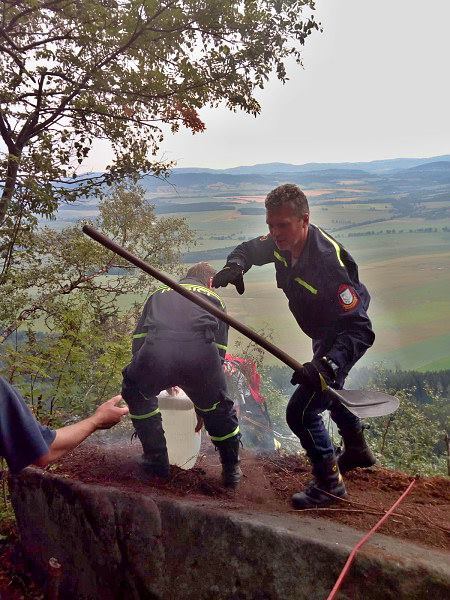 Hasiči museli vynést asi 600 litrů vody až na Korunu