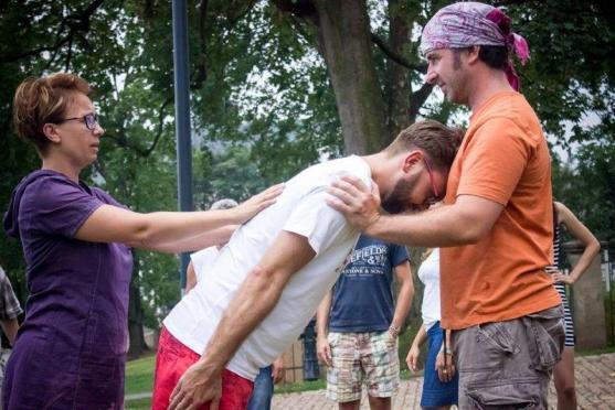 Mezinárodní tým herců zkouší v klášteře novou inscenaci HRA-NIC-e. Premiéra už ve středu