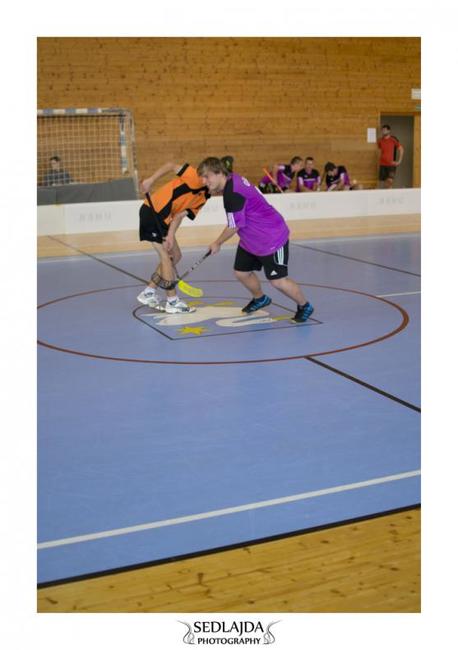 Polický florbalový tým AZ Vrátno vede bez ztráty bodu broumovskou ligu