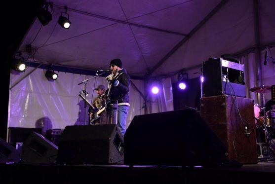 Na broumovském náměstí od včerejšího večera září modrobílý vánoční strom