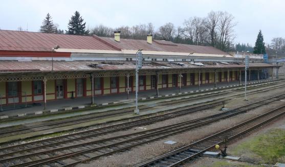 V Meziměstí se opravuje nádražní budova. Fasádu bude mít z období 19. století