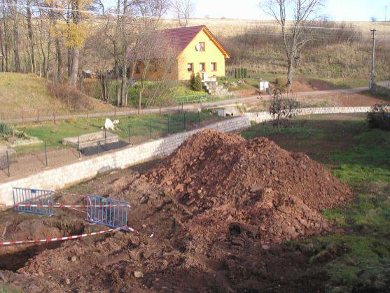 V Hejtmánkovicích pokračuje rekultivace potoka a budování splaškové kanalizace