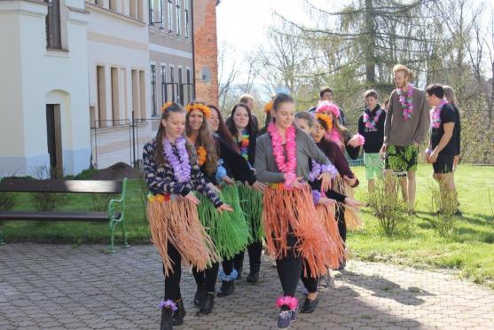 Vzpomínky jim nikdo nevezme. Studenti gymnázia se rozloučili se školou a spolužáky