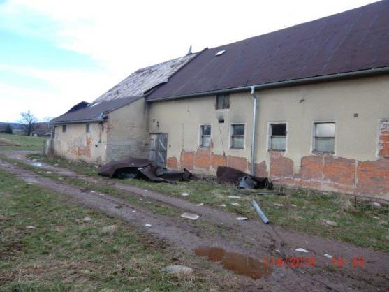 Poryv větru strhl střechu vepřína v Rožmitále