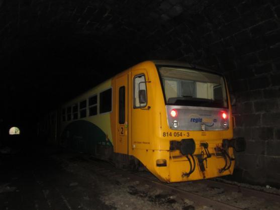 V petrovickém tunelu došlo k nárazu osobního vlaku do uvolněného kamene ze svahu. Bylo to cvičení!