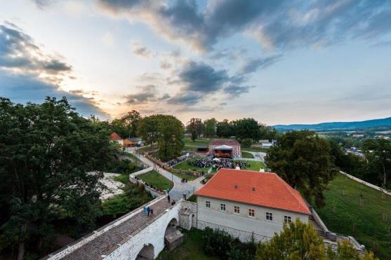 Hvězdy z PSO se snesly do klášterní zahrady. Vznikla tak neopakovatelná tradice venkovních charitativních koncertů 