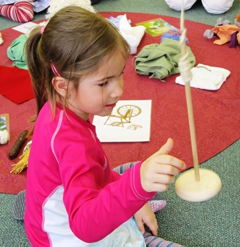 Děti vyzkoušely, jak se zpracovává len a bavlna