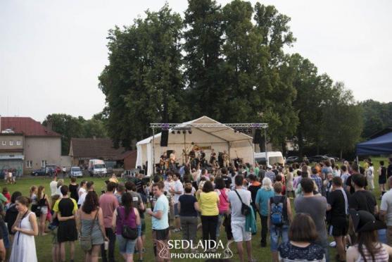 Mňága a Žďorp zahrála v Otovicích dobrovolníkům i stovkám místních 