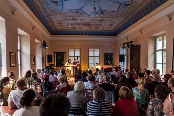 Femi Temowo Trio: Guláš, knedlíky a jazz v posledním předprázdninovém ArtCafé 