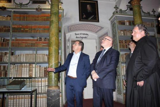 Ministr kultury Daniel Herman navštívil broumovský klášter a kostel ve Vernéřovicích