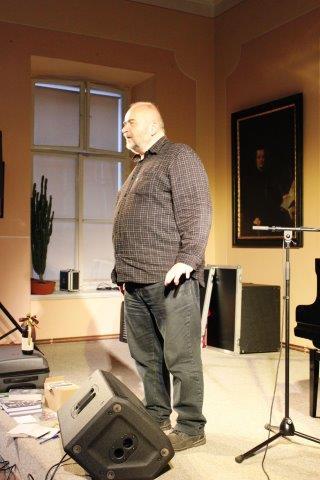 Jan Burian přivezl oddechové pásmo básní, fejetonů, historek i písní 