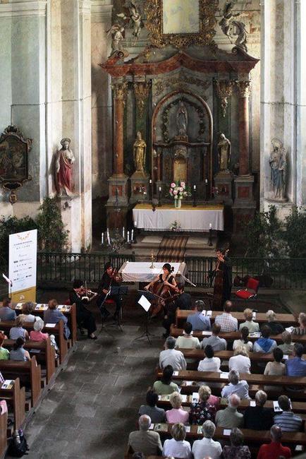 V Heřmánkovicích lidé tleskali hudbě a obdivovali opravené okolí kostela