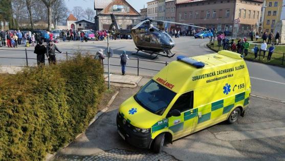 Při záchraně života zasahoval v Broumově vrtulník Letecké záchranné služby