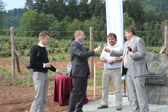 Poklepáním na základní kámen byla dnes symbolicky zahájena rekonstrukce silnice do Broumova přes Pasa