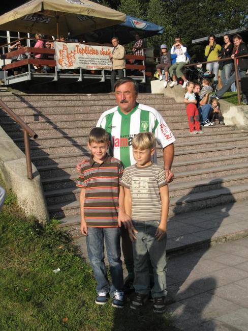Antonín Panenka a tým jeho spoluhráčů z Bohemians Praha potěšili fotbalové fanoušky v Teplicích nad Metují
