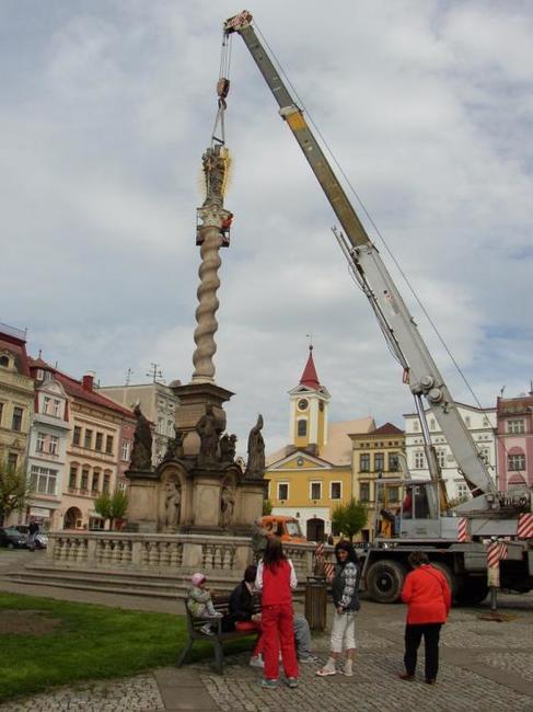 Vrcholová socha Panny Marie sloupu na broumovském náměstí je zpět