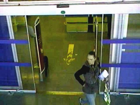 Žena platila cizí kartou. Policie žádá veřejnost o pomoc