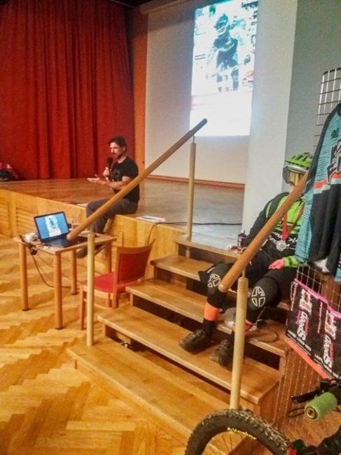 "Enduro démon" a Mistr ČR vyprodal sál v Pellyho domech v Polici nad Metují
