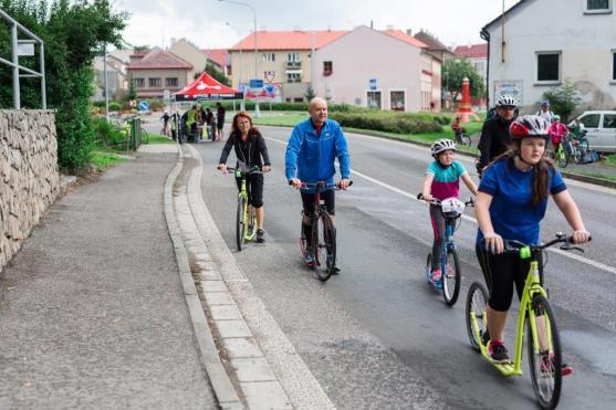 Petrovické zatáčky lákaly k jízdě na bruslích a koloběžkách