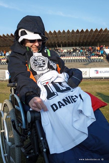 Handicapovaný Daniel Šanovec z Meziměstí dostal dres od hradeckého fotbalisty Marka Kuliče