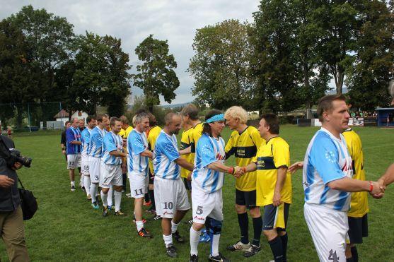 Tým fotbalových legend a herců Arabela pobavil broumovské publikum