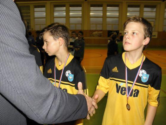 Mladší žáci Slovanu Broumov zvítězili na fotbalovém halovém turnaji v Hořicích