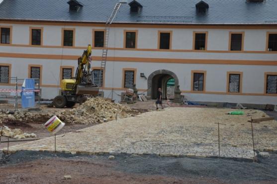 Hejtman uspořádal výjezdní zasedání krajské rady. Na Kuksu a v Broumově představil radním projekty na oživení významných památek