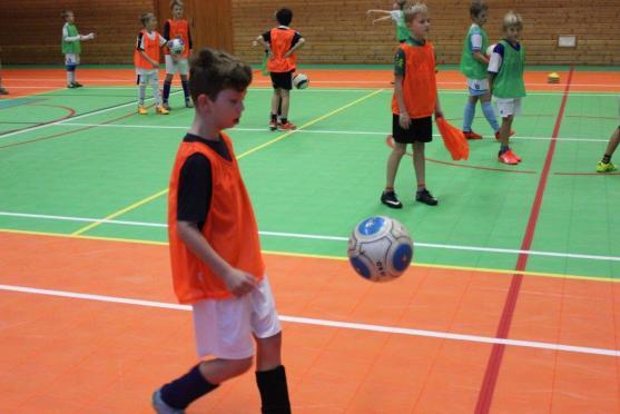 Fotbalová přípravka Slovanu Broumov strávila nedělní dopoledne s Létajícími trenéry