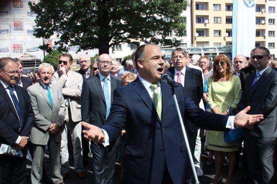 Na novém náchodském nádraží se skandovalo: "Ať žije Birke!"