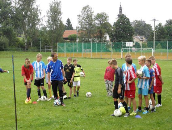 Broumovské mladší žáky na soustředění potrénoval bývalý fotbalový ligový brankář Karel Podhajský