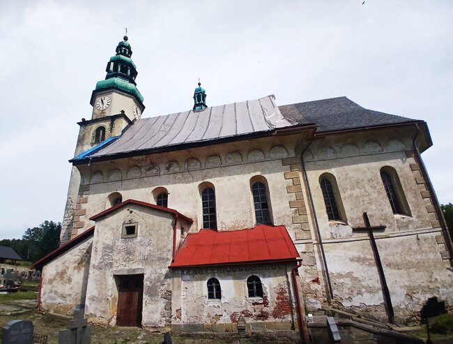 Kostel ve Zdoňově má z poloviny hotovou střechu, problémem je statika