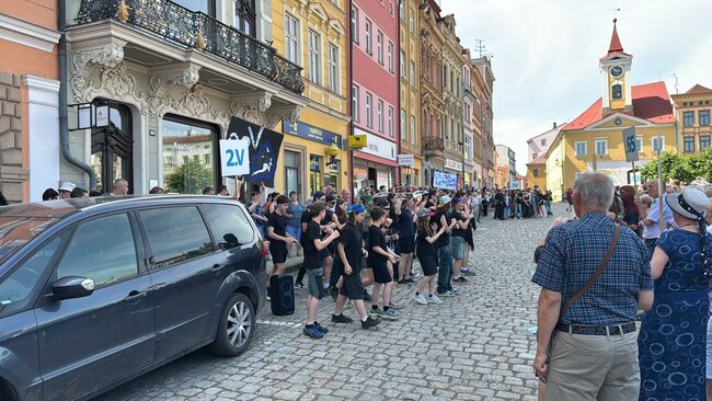 Broumov slavil 80 let gymnázia. Průvod, hudba i vzpomínky.