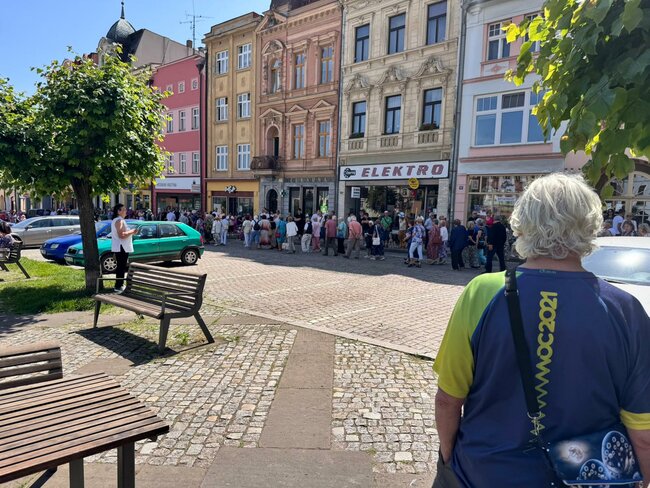 Broumov slavil 80 let gymnázia. Průvod, hudba i vzpomínky.