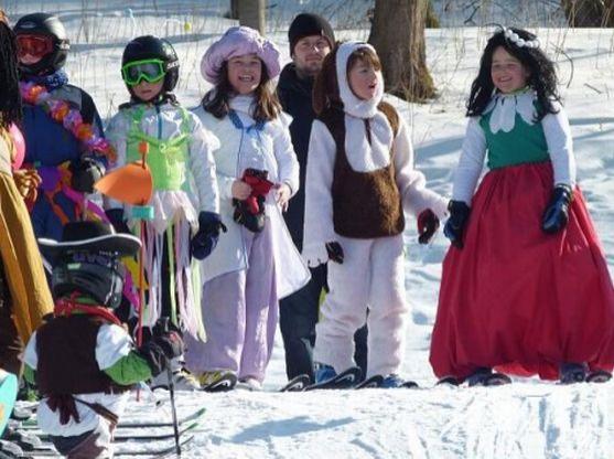 Čaroděj Jakub, Sultánka Emilka, Kovboj Jáchym a další masky sjížděly teplickou sjezdovku 