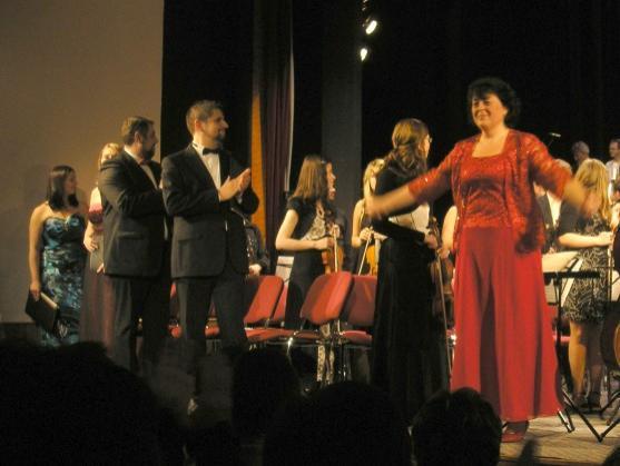 100 členný soubor muzikantů a zpěváků Základní umělecké školy v Polici nad Metují přednesl Rybovu Českou mši vánoční „Hej mistře“ 